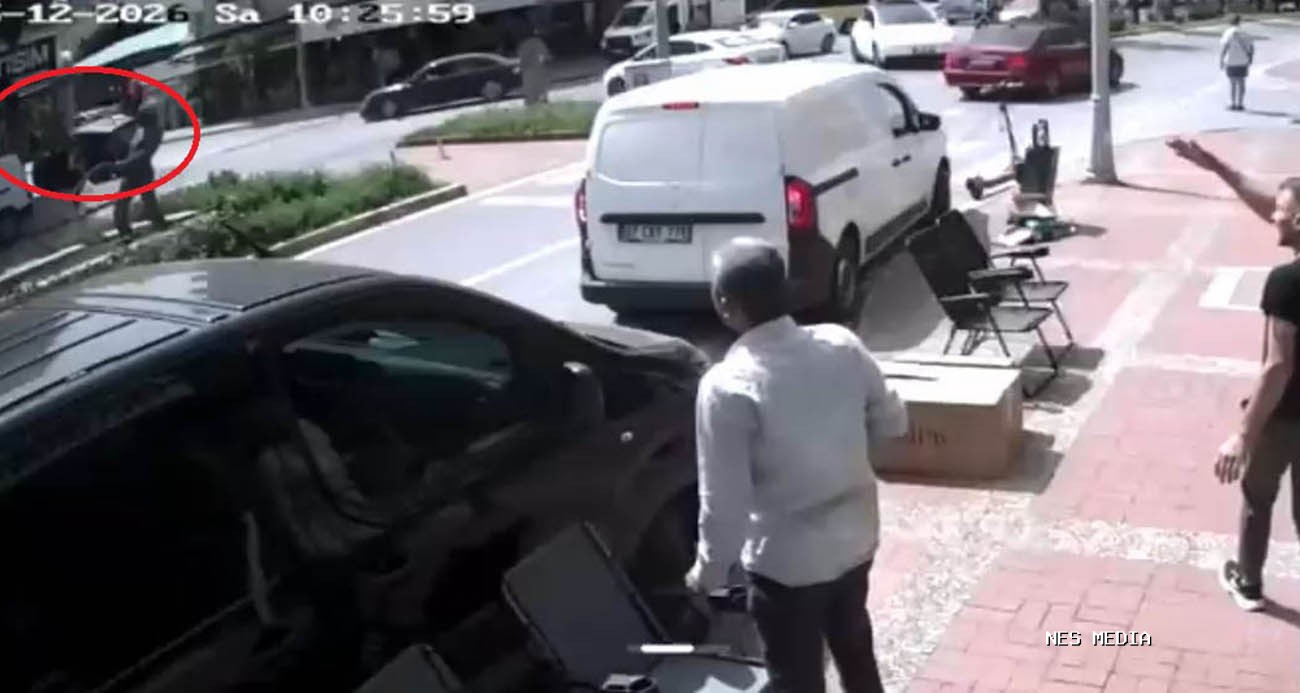 Önce otomobile ardından dev tabelaya çarptı, o anlar kameraya yansıdı