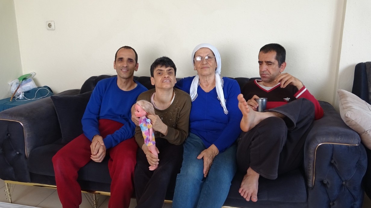 Ömrünü adadığı 3 engelli evladına gözü gibi bakıyor