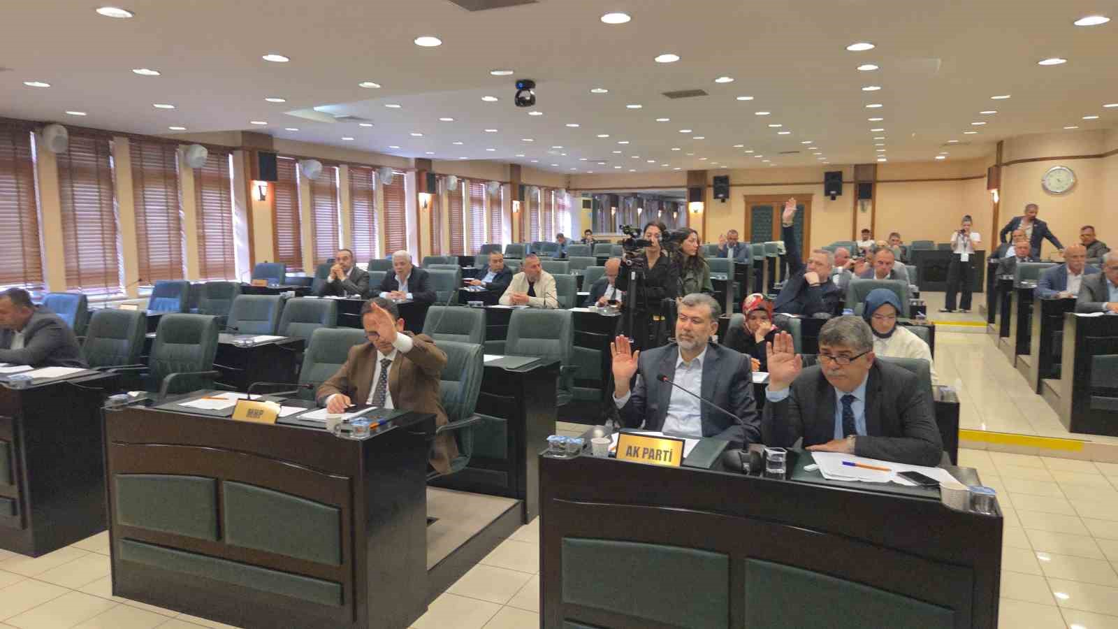 Eski başkanların ismi komisyondan oy çokluğuyla geçti