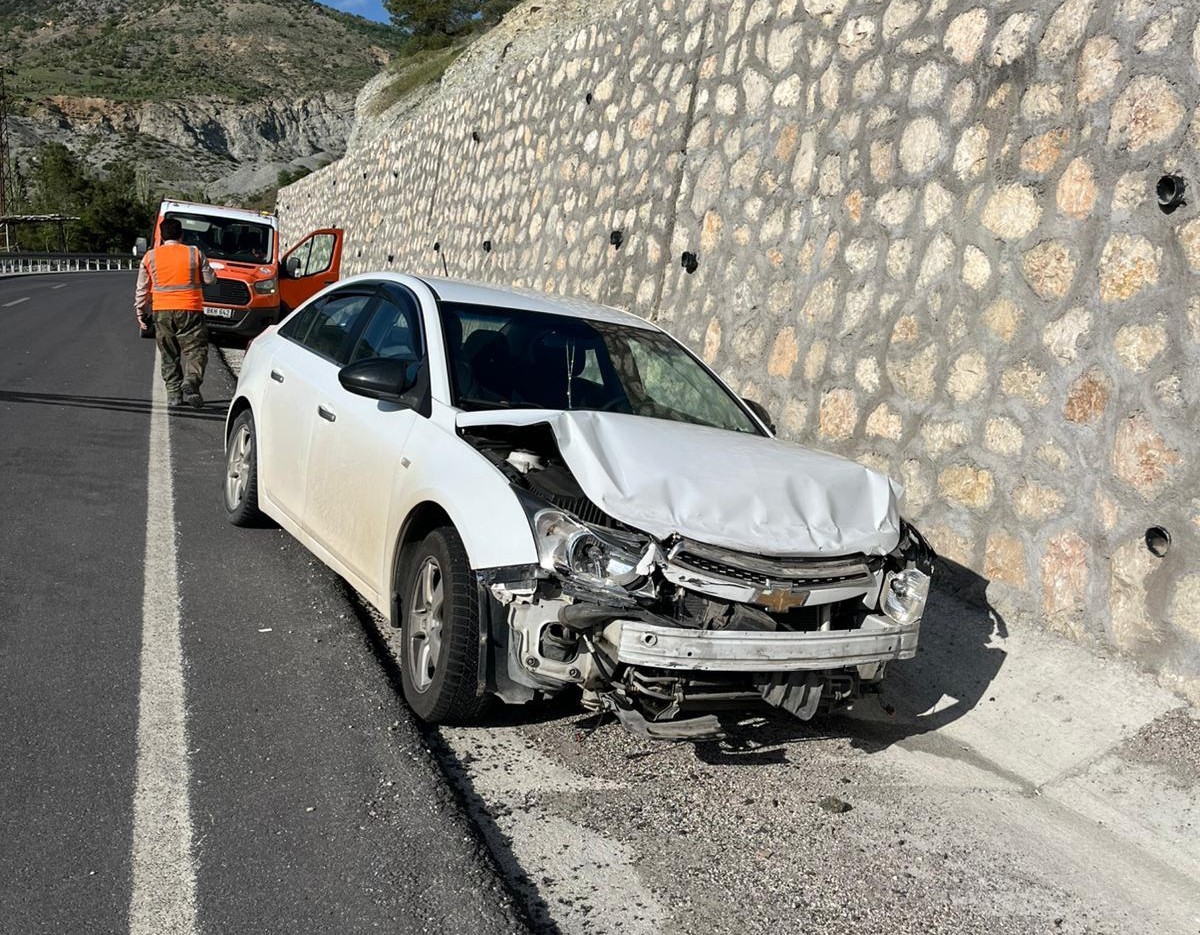 Malatya’da otomobil istinat duvarına çarptı: 1 yaralı