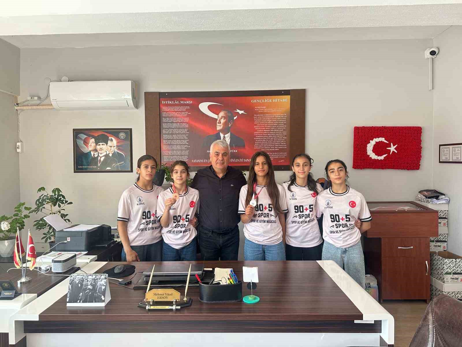 Salihli’nin yıldız güreşçileri Bolu’dan madalyalarla döndü