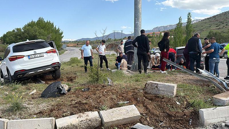 Malatya'da iki otomobil, kavşakta çarpıştı: 3 yaralı