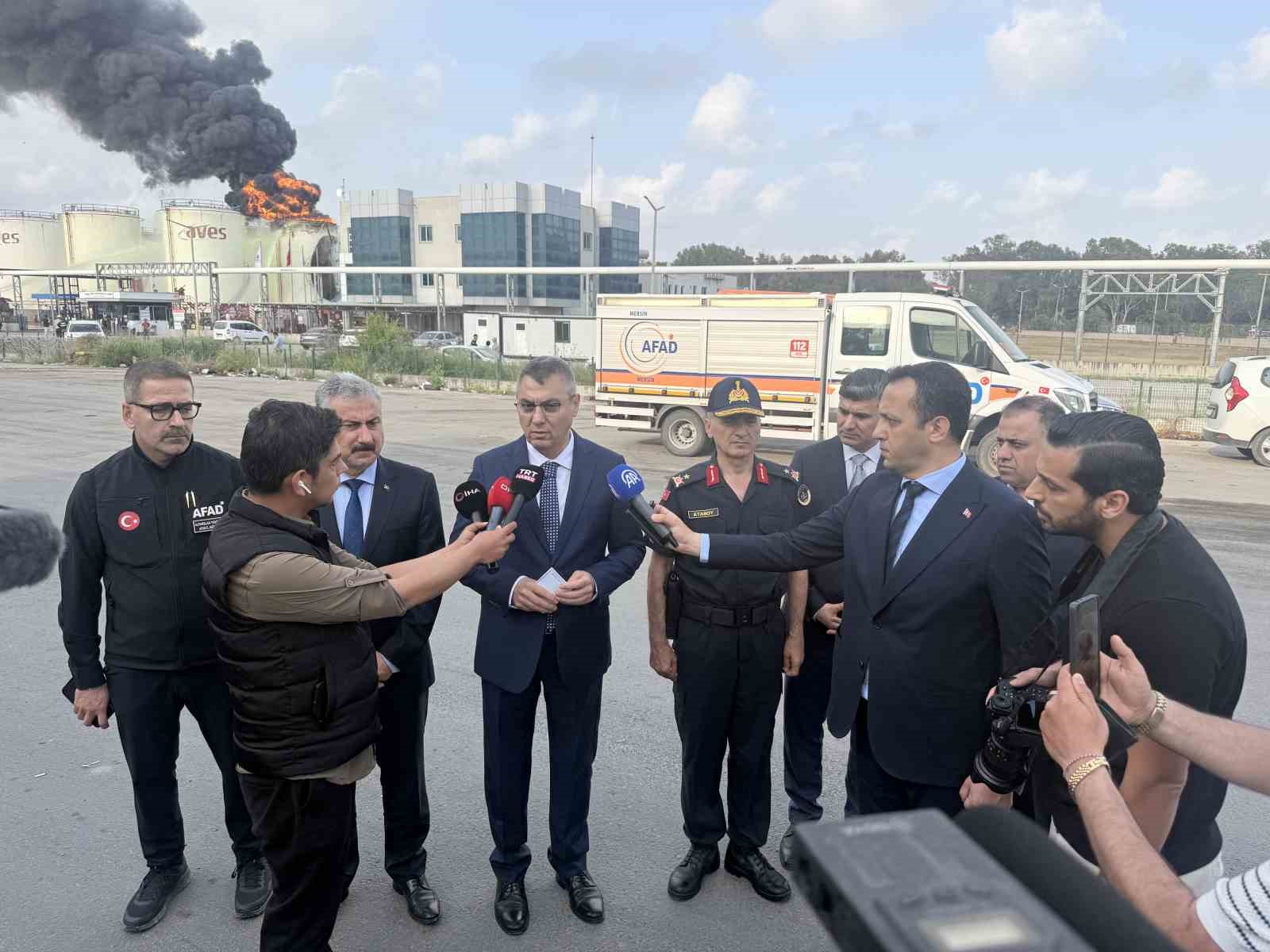 Mersin Valisi Toros: "Önceliğimiz yangının diğer tanklara sıçramasını önlemek"