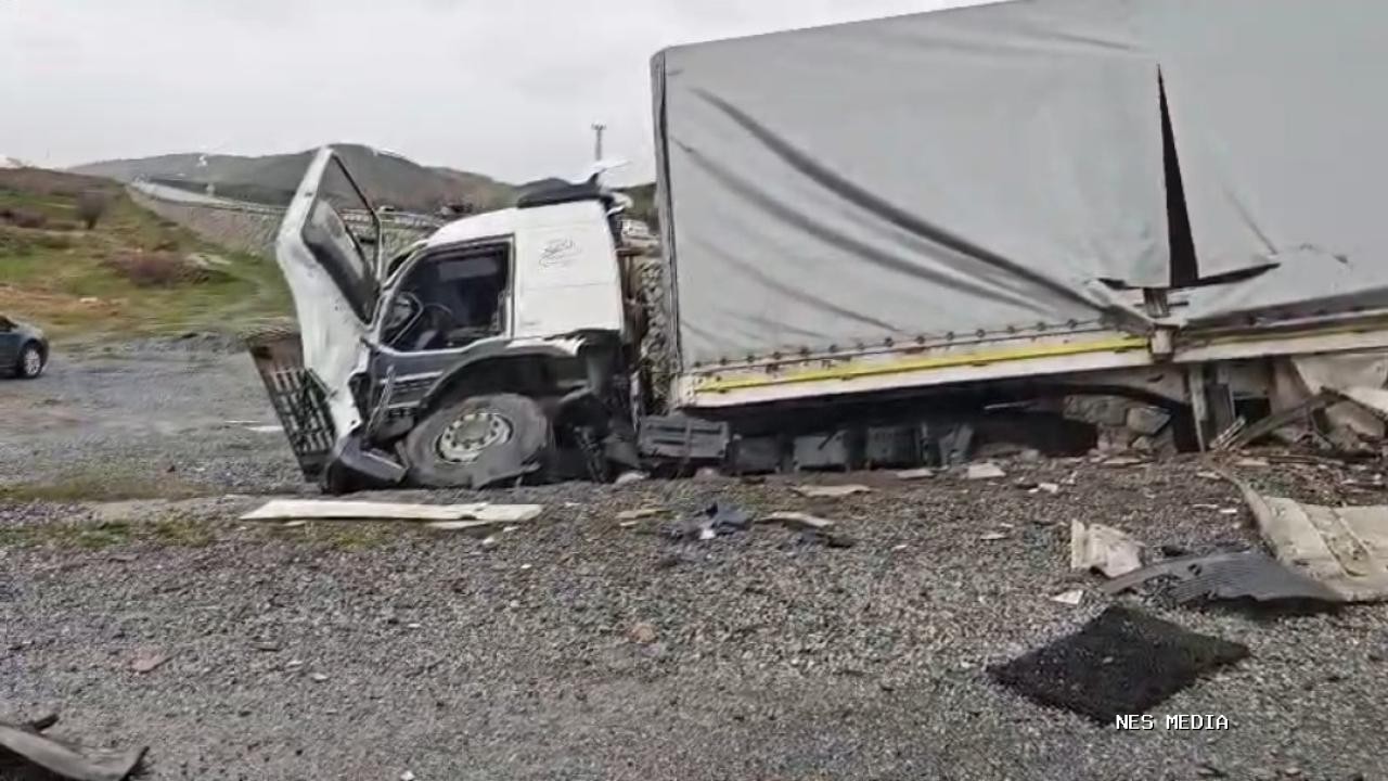 Bitlis'te otomobil tıra çarptı: 2 ölü, 1 yaralı