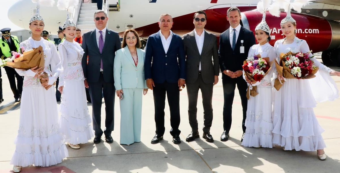 Almatı’dan Gazipaşa-Alanya Havalimanına ilk uçak seferi "su takı" seremonisiyle karşılandı