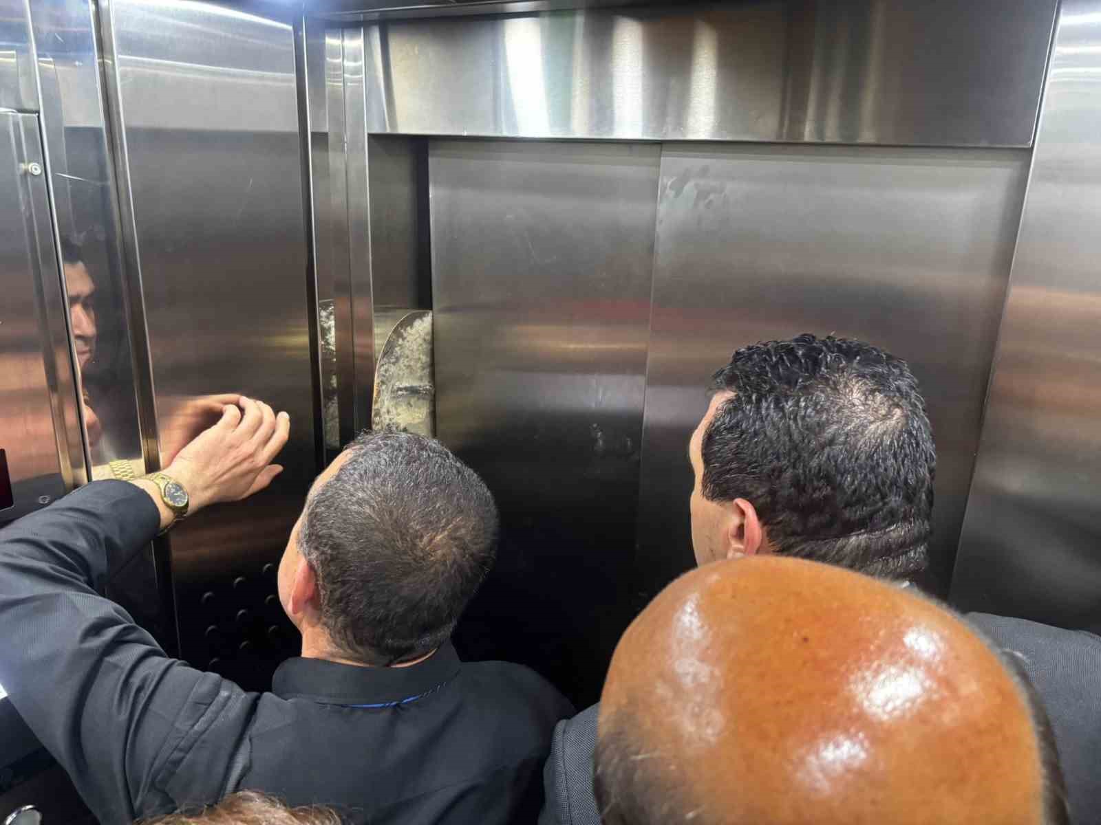 CHP heyetine Gaziantep’te asansör şoku: Yarım saat mahsur kaldılar