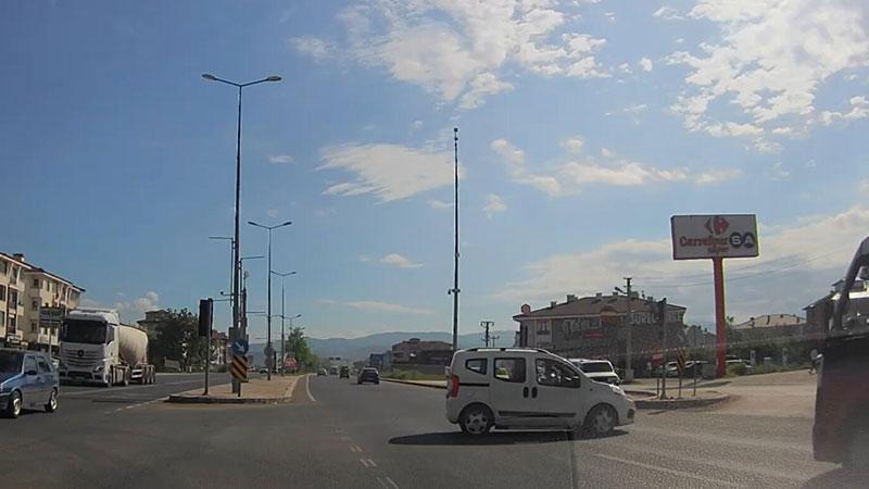 Hafif ticari araç ile özel halk otobüsü çarpıştı; kaza kameradaDüzce'de hafif ticari araç ile özel halk otobüsü, kavşakta çarpıştı. Kaza, başka bir aracın kamerasına yansıdı.