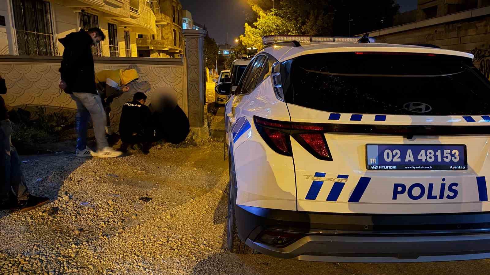 Duvar dibine çöken kadın ekipleri harekete geçirdi