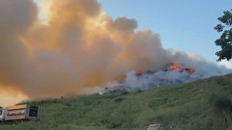 Ümraniye'de boş arazide çıkan yangın söndürüldüÜmraniye'de atık ve ağaç parçalarının bulunduğu boş arazide yangın çıktı. Yangın, itfaiye ve Orman Bölge Müdürlüğü'ne bağlı ekiplerin çalışması sonucu gece saatlerinde söndürüldü.