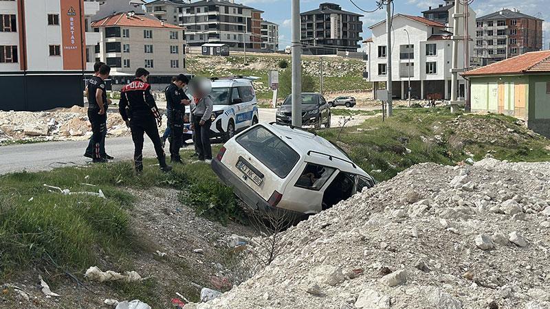 Polisin ihtarına uymayıp kaza yapan 16 yaşındaki sürücüye 282 bin lira cezaKütahya'da polisin ihtarına uymayıp kaçarken kaza yapan otomobilin 16 yaşındaki sürücüsü A.Ö. ve araç sahibine toplam 282 bin lira idari para cezası uygulandı.