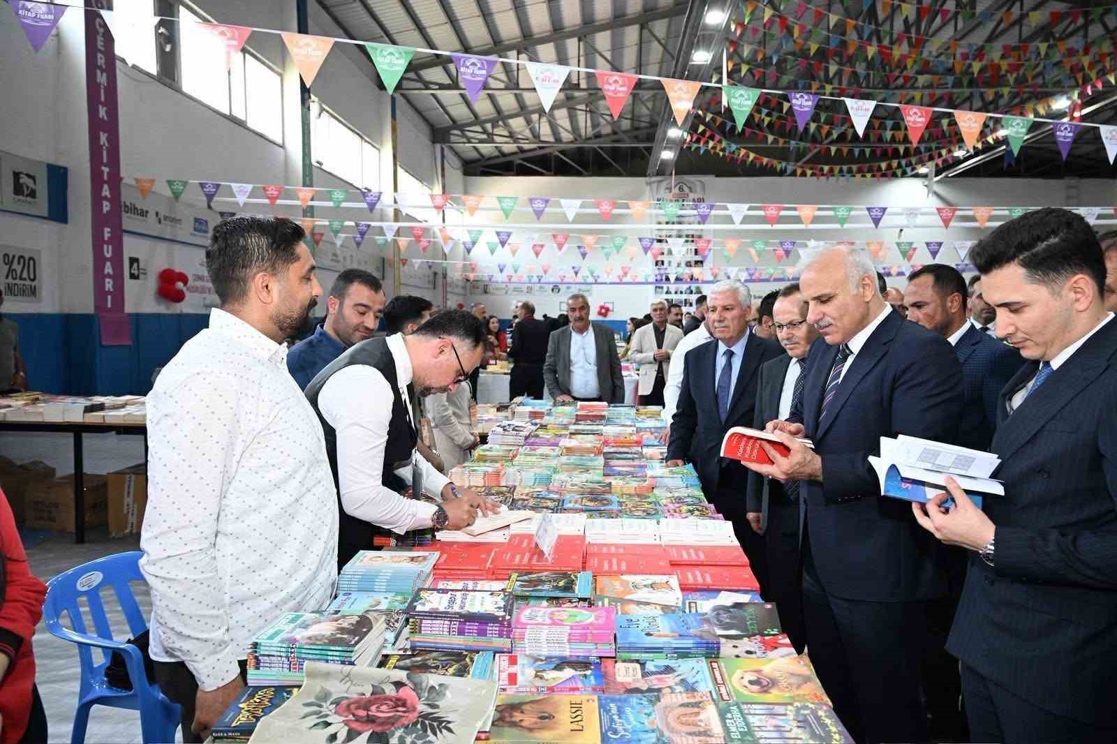 Vali Zorluoğlu Çermik kitap fuarını ziyaret etti
