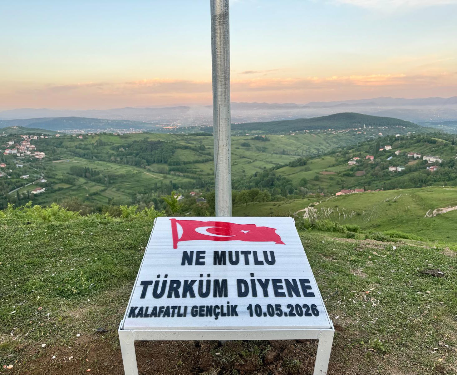 Zonguldak’ta gençler köylerinin zirvesine Türk bayrağı dikti
