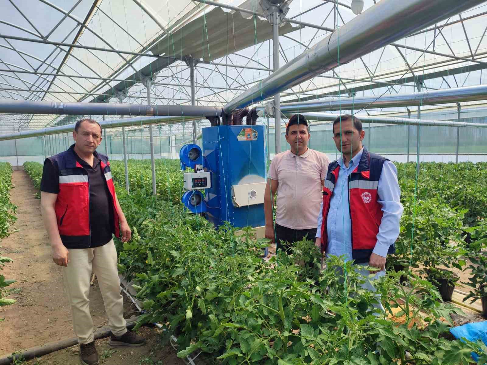 Simav’da topraksız seraya geçiş yapan üreticilere teknik bilgi verildi