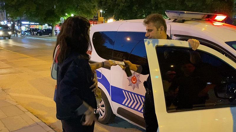 Bursa'da ATM’de unutulan 10 bin TL’yi polise teslim ettiBursa’nın İnegöl ilçesinde bir kişi otomatik para çekme makinesinde (ATM) unutulan yaklaşık 10 bin TL’yi sahibine ulaştırılması için polise teslim etti.