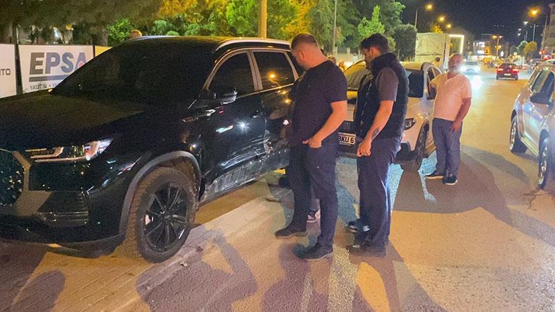 Bursa'da ‘dur’ ihtarına uymayan sürücüye 550 bin lira cezaBursa’nın İnegöl ilçesinde polisin ‘dur’ ihtarına uymayarak kaçan sürücü, kovalamaca sırasında park halindeki otomobile çarparak durduruldu. Sürücüye toplam 550 bin TL cezai işlem uygulandı.
