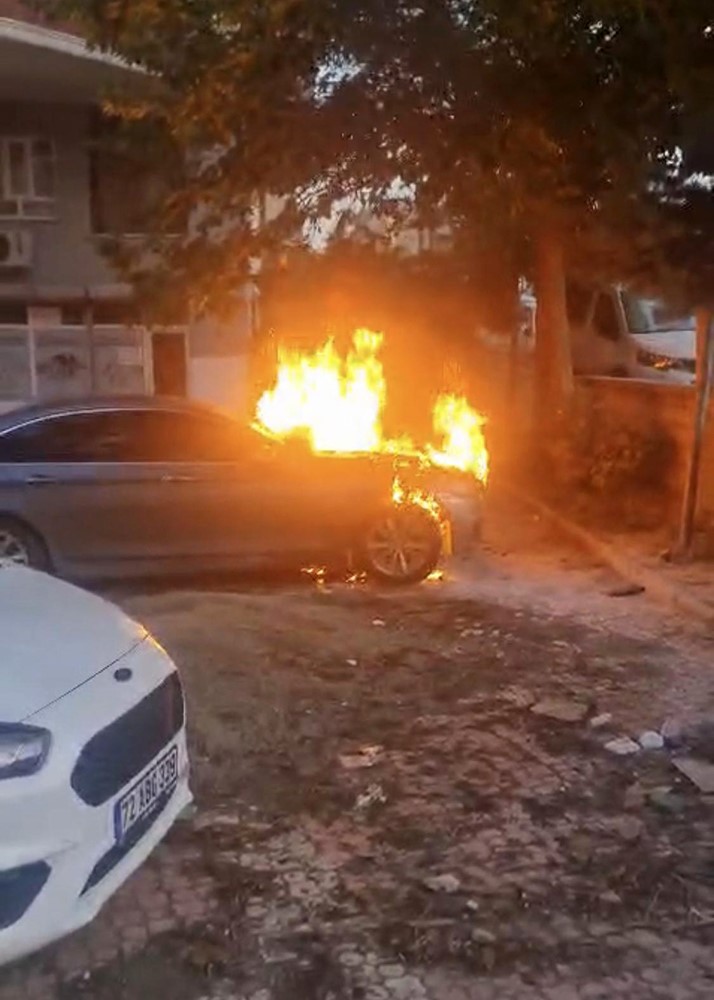 Batman’da park halindeki otomobil yandı