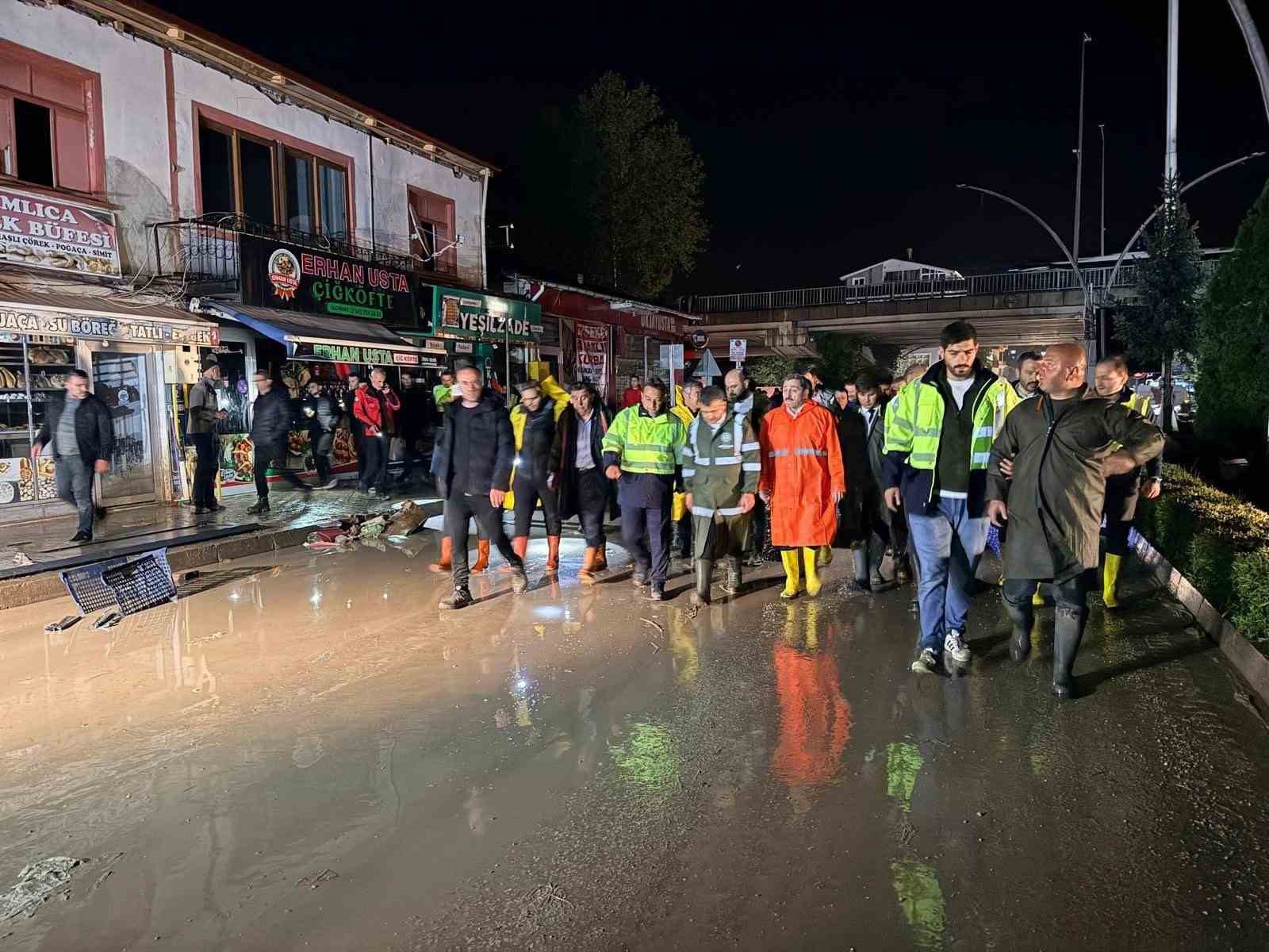 AFAD: "Su baskınlarının yol açtığı olumsuzlukları bertaraf etmek üzere bin 513 personel ve 196 AFAD gönüllüsü ile müdahale hizmetleri yerine getirilmiştir"