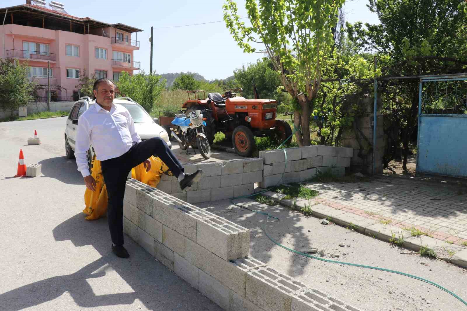Evine girebilmek için briketlerin üzerinden atlıyor