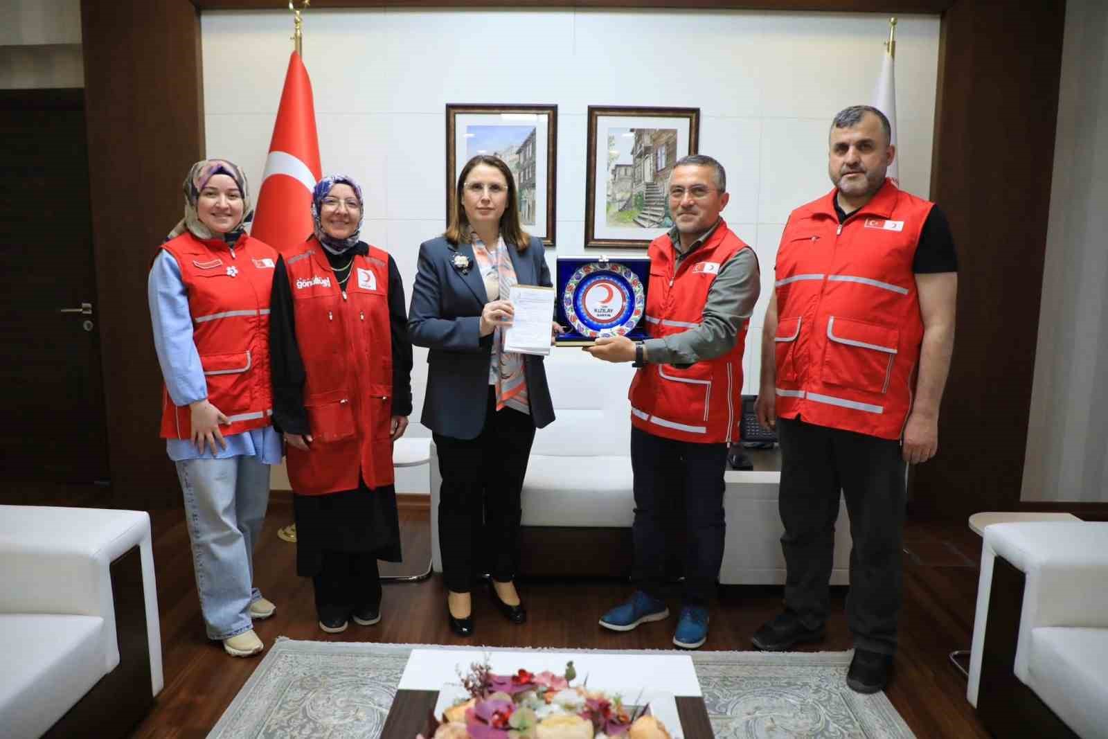 Vali Arslan, kurban bağışını Kızılay’a yaptı