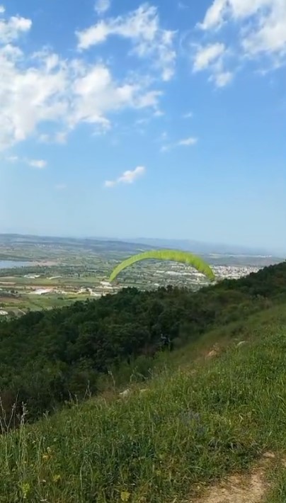 Paraşütü ile ormana daldı