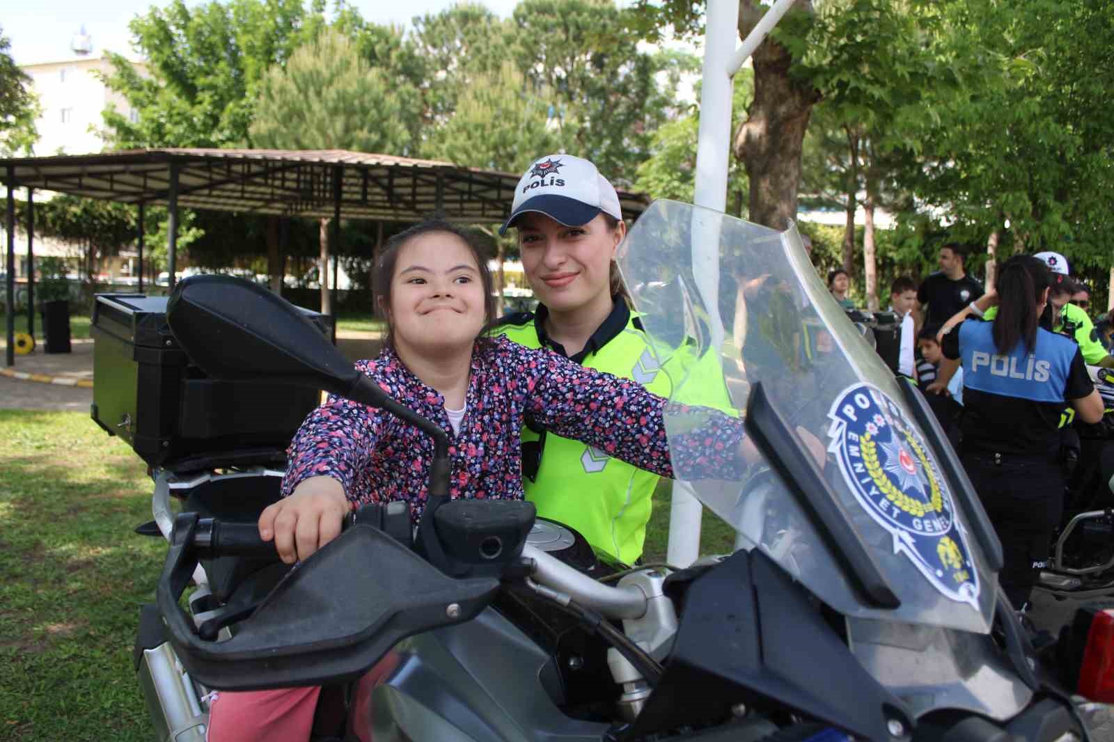 Polislerden özel çocuklara unutulmaz gün