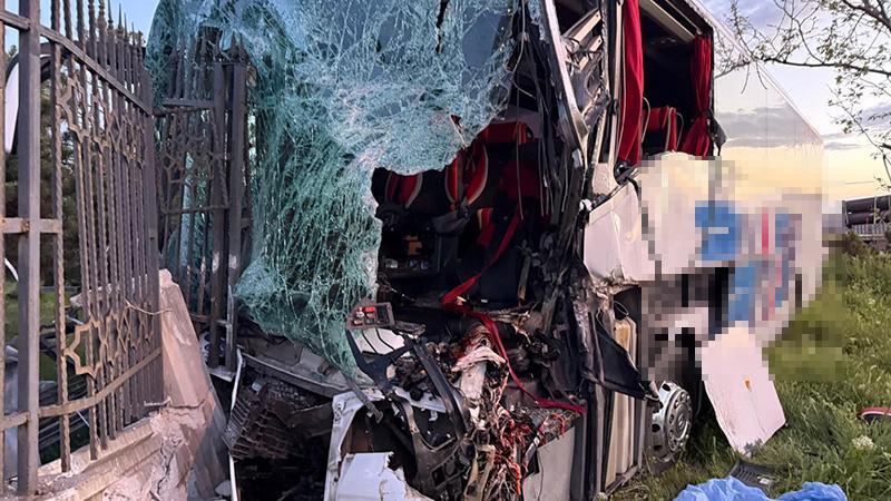 Konya'da yolcu otobüsü, TIR'a çarptı: 1 ölü, 8 yaralıKonya'da TIR'a arkadan çarpan otobüsün şoförü Bereket Bolat (42) hayatını kaybetti, 8 yolcu yaralandı.