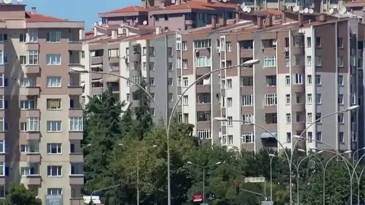 TÜİK: Nisanda 126 bin 808 konut satıldıTürkiye İstatistik Kurumu (TÜİK), nisan ayında ilk el konut satışının 40 bin 306, ikinci el konut satışının 86 bin 502 olarak gerçekleştiğini açıkladı.