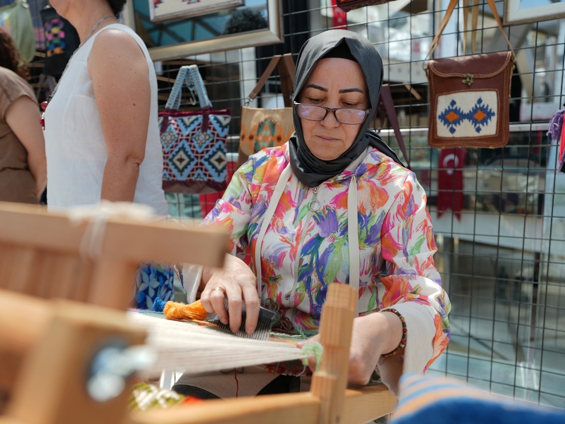 Denizli’de el sanatları kursiyerlerinin el emeği eserleri görücüye çıktı