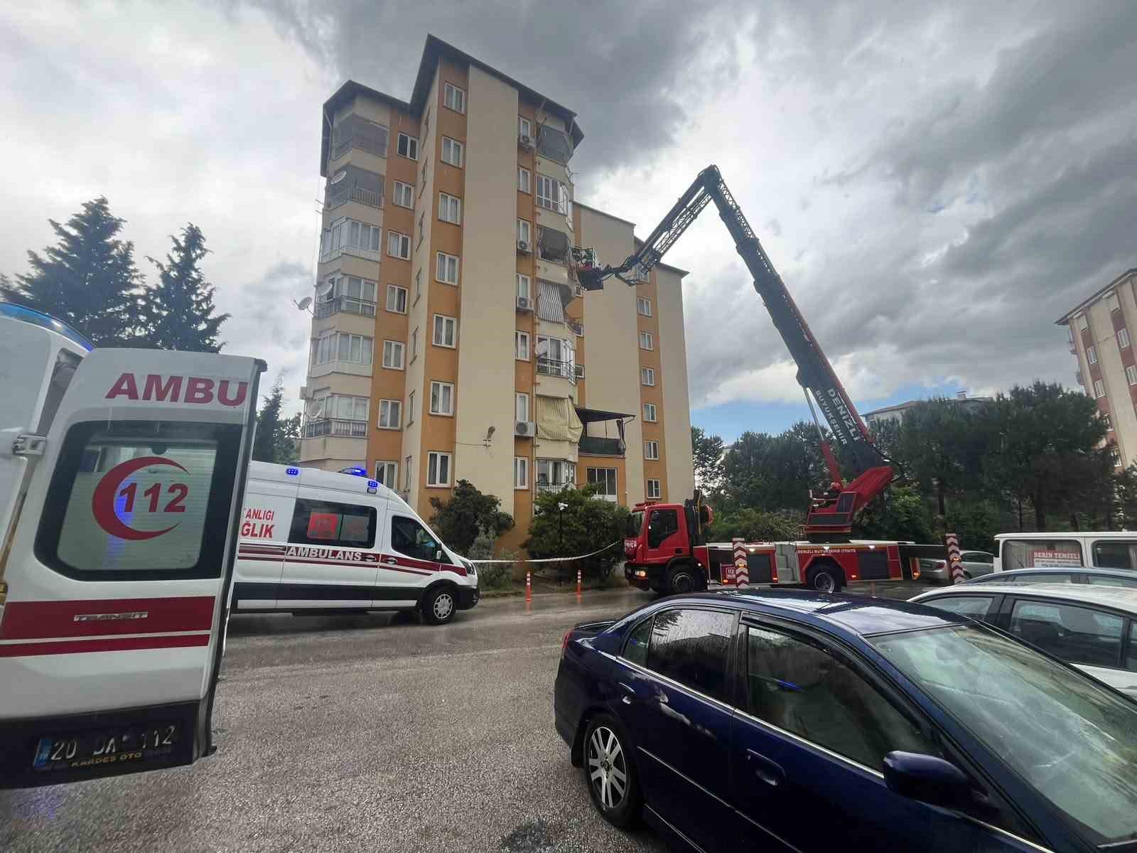 Yıldırım düşen çatıda tamirat yapan 2 işçi yaralandı