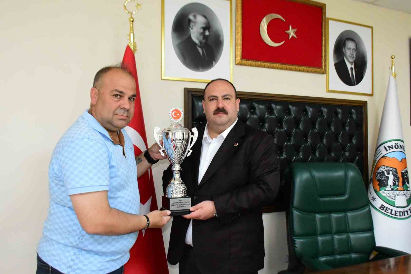 Başkan Hamamcı’ya şampiyonluk kupası ile takım oyuncularının imzaladığı formayı takdim etti