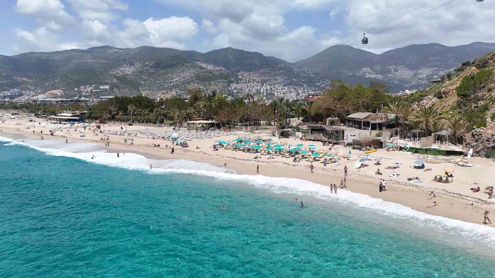 Alanya’da yaz havası sahilleri doldurdu