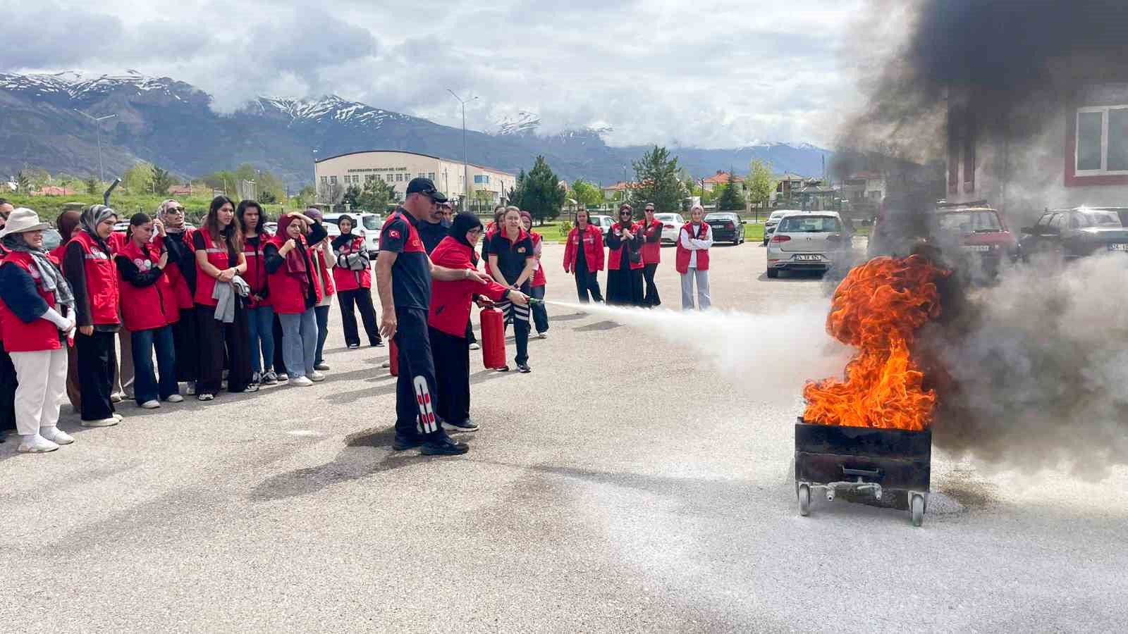 Uluslararası Damla Gönüllülerine yangın eğitimi verildi