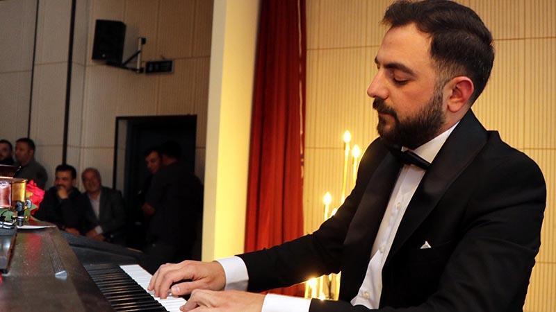 Oltu’da piyano resitali büyük ilgi gördüErzurum’un Oltu ilçesinde ilk kez piyano resitali düzenlendi. Doğup büyüdüğü ilçede konser veren piyanist Kenan Yıldız'a müzik öğretmeni Ebru Koçoğlu kemanıyla eşlik etti.