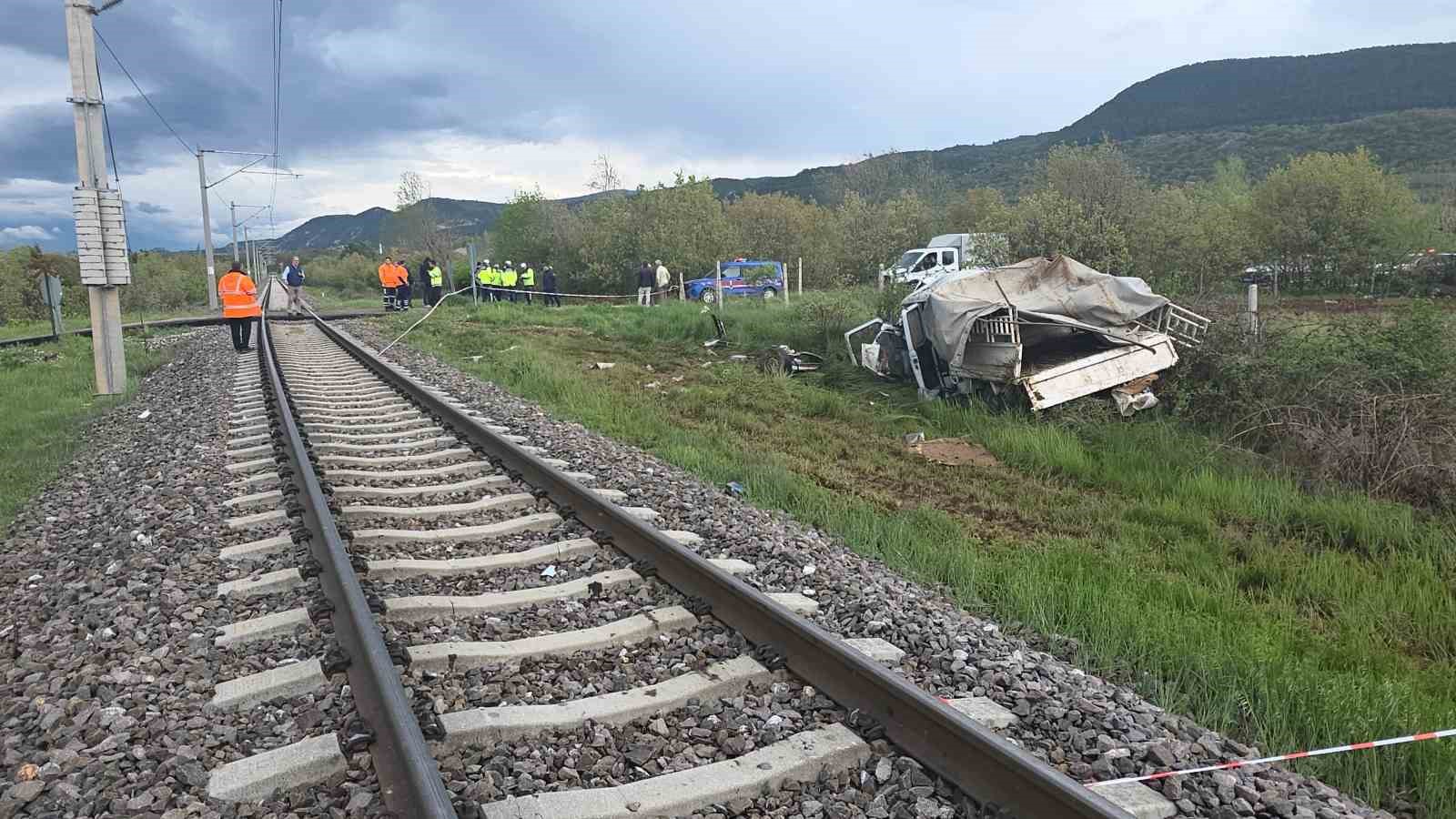 Hemzemin geçitte korkutan kaza: Yolcu treni kamyonete çarptı, 4 yaralı