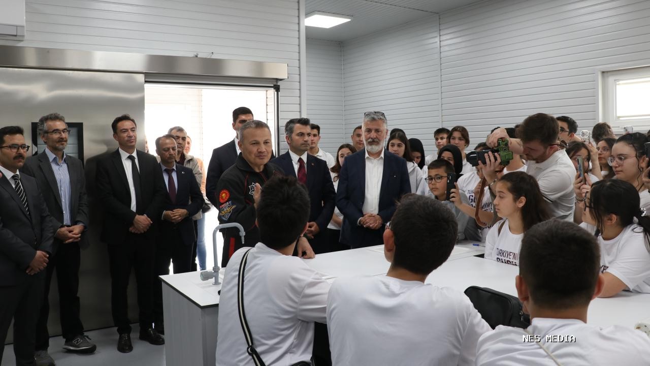 Türkiye'nin ilk astronotu Gezeravcı öğrencilerle buluştu
