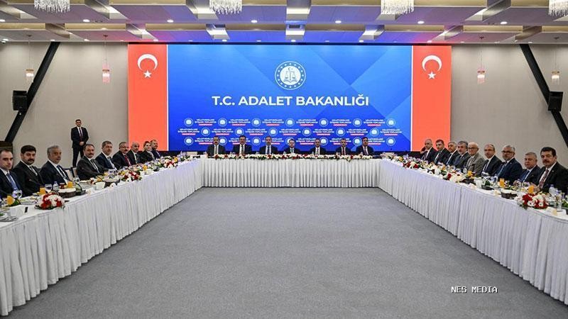 Adalet Bakanı Gürlek, Karadeniz Bölgesi milletvekilleriyle bir araya geldiAdalet Bakanı Akın Gürlek, Karadeniz Bölgesi illerinin milletvekilleri ile istişare toplantısında bir araya geldi.