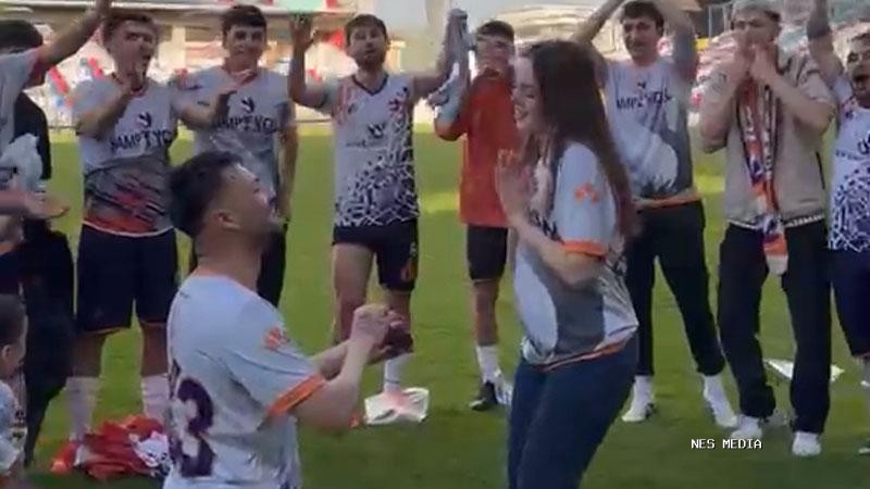 Şampiyonluk kutlamalarında futbolcudan sürpriz evlilik teklifi