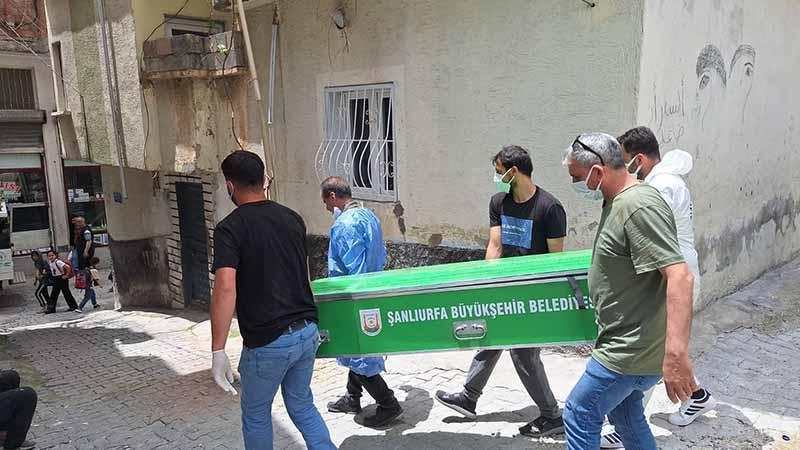 3 gündür haber alınamayan kadın evinde ölü bulunduŞanlıurfa’nın Birecik ilçesinde, kendisinden 3 gündür haber alınamayan Sabriye Kömük (60), yalnız yaşadığı evinde ölü bulundu.
