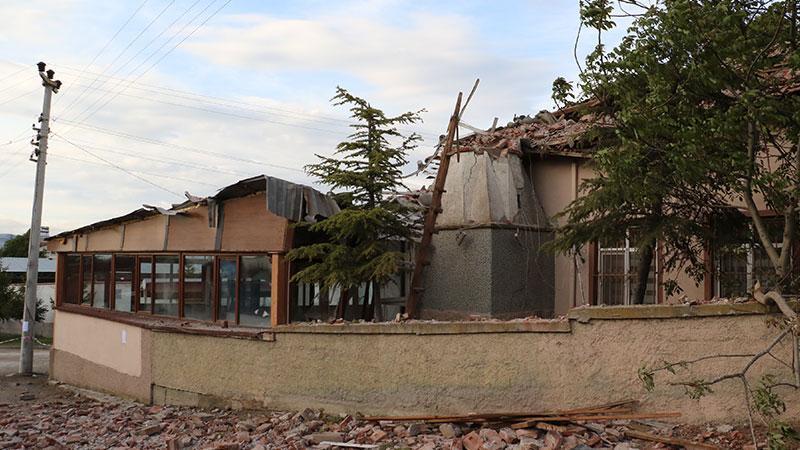 Eskişehir’de yıldırım düşen caminin minaresi yıkıldı, imam yaralandı