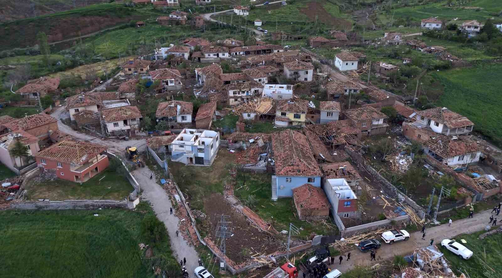 Hortumun savaş alanına çevirdiği köy havadan görüntülendi