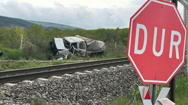 Tren, hemzemin geçitte kamyonete çarptı; 1 ölü, 3 yaralı