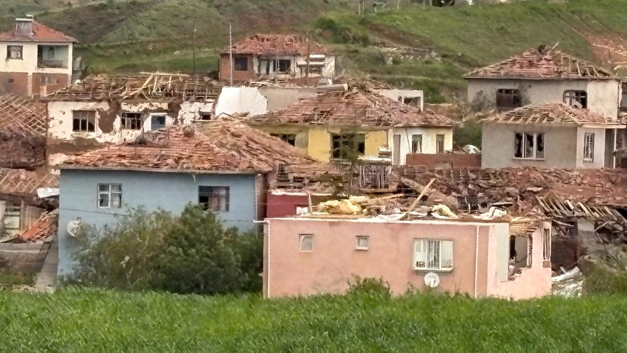 Çorum'da hortum: Evler hasar gördü, 5 kişi yaralandı