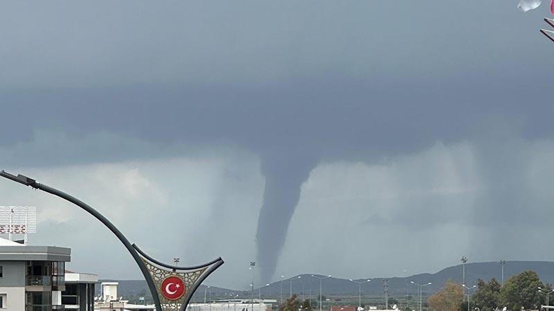 İzmir'de hortum oluştuİzmir'in Menemen ilçesinde, karada dev hortum oluştu.