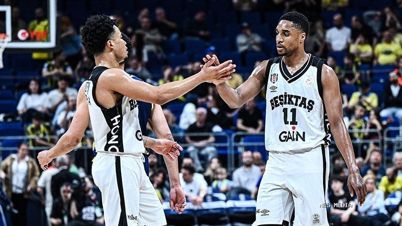 Fenerbahçe Beko- Beşiktaş GAİN: 72-85Fenerbahçe Beko, Türkiye Sigorta Basketbol Süper Ligi 29’uncu hafta erteleme maçında sahasında Beşiktaş GAİN’e 85-72 mağlup oldu. Siyah-beyazlılar, bu sonuçla normal sezonda liderliğini sürdürdü.