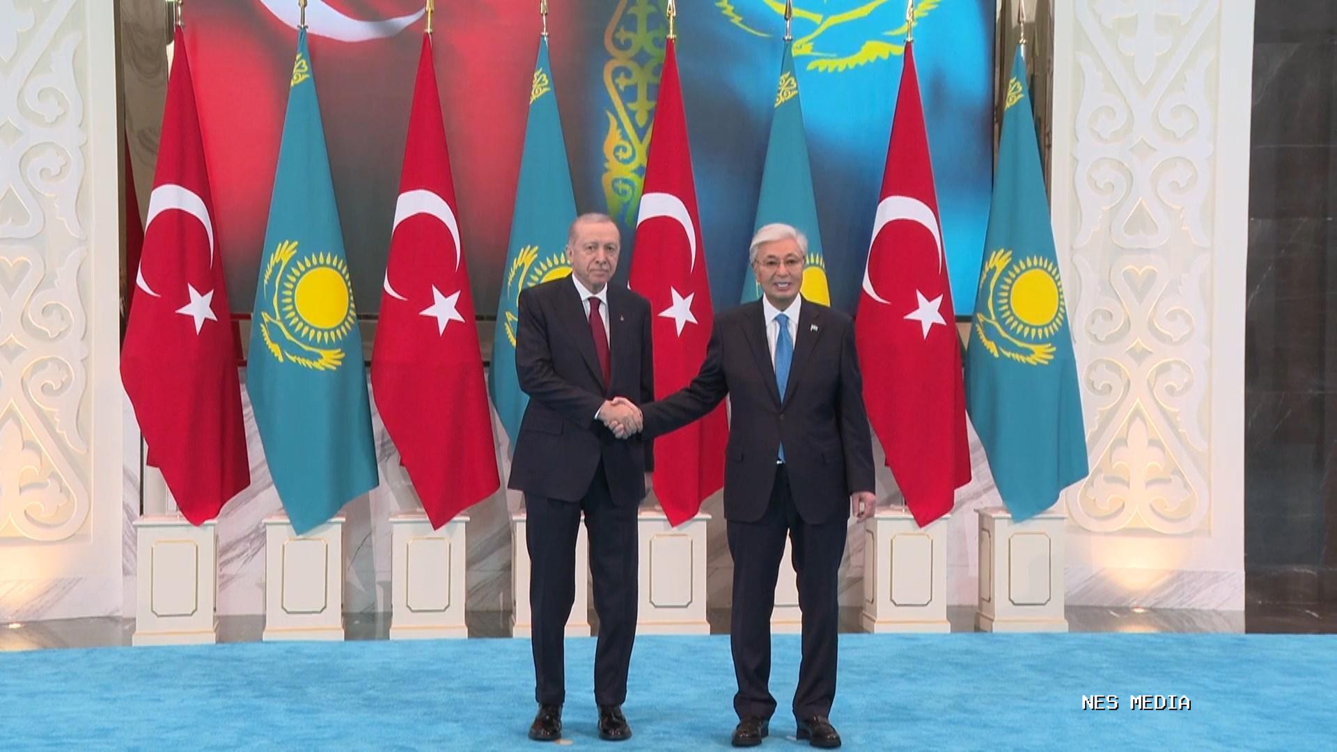Cumhurbaşkanı Erdoğan, Kazakistan Cumhurbaşkanı Tokayev ile bir araya geldiCumhurbaşkanı Recep Tayyip Erdoğan, Kazakistan Cumhurbaşkanı Kasım Cömert Tokayev ile görüştü.