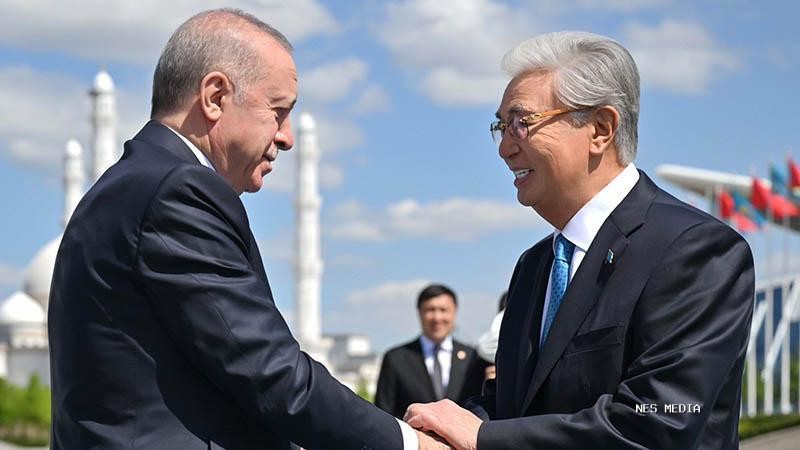 Cumhurbaşkanı Erdoğan, Kazakistan'da resmi törenle karşılandıCumhurbaşkanı Recep Tayyip Erdoğan, resmi ziyaret için gittiği Kazakistan'ın başkenti Astana'da Kazakistan Cumhurbaşkanı Kasım Cömert Tokayev tarafından resmi törenle karşılandı.