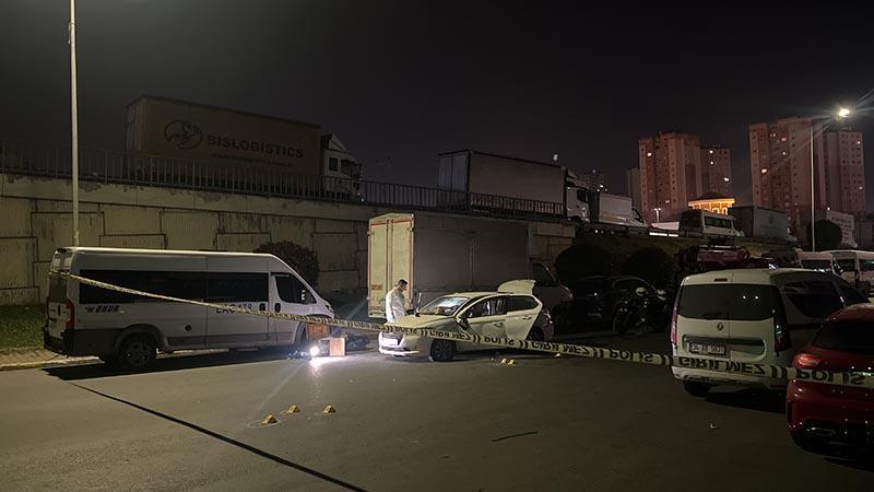 Küçükçekmece'de polisin 'dur' ihtarına uymayan şüpheliler kaçarken kaza yaptı: 1 polis yaralandı, 2 gözaltı