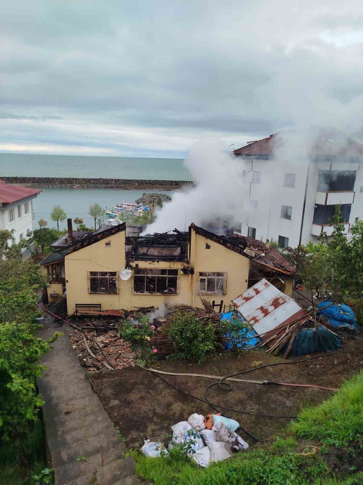 Trabzon’un Araklı ilçesinde yangında 2,5 ton fındık kül oldu