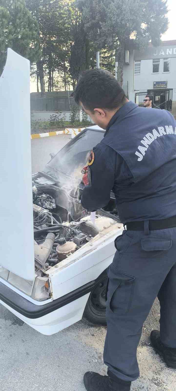 Bilecik’te park halindeki araç bir anda alev aldı