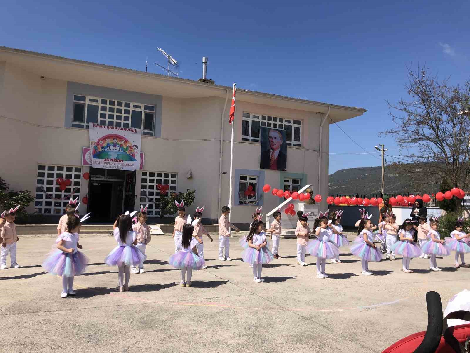 Minik öğrenciler ayakta alkışlandı